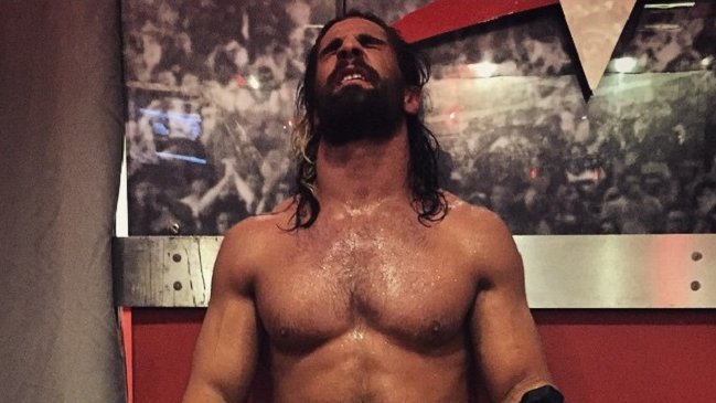Seth Rollins retuvo el título de los pesos pesados de WWE en Money in the Bank