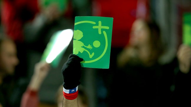 Campaña de la "tarjeta verde": Público se dividió ante himno boliviano