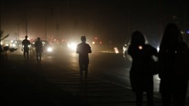Corte de luz exaspera a vecinos de Puente Alto ad portas del partido de Chile y Uruguay