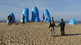 Hinchas uruguayos pintaron celeste famosa escultura de chileno en Punta del Este