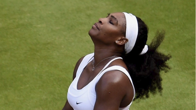 Serena Williams pasó con apuros a octavos y se medirá con su hermana Venus