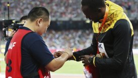 Usain Bolt recibió regalo de camarógrafo que lo atropelló