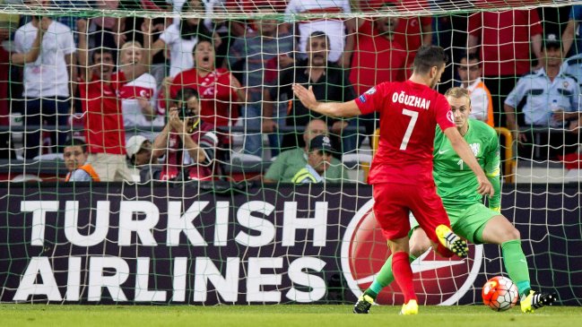 Turquía complicó a Holanda y República Checa clasificó a la Eurocopa 2016