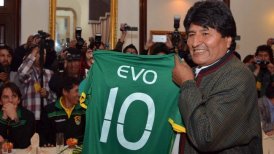 Evo Morales pidió a selección boliviana representar "dignamente" al país ante Ecuador