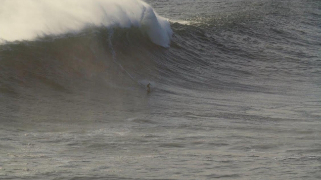 Chileno Rafael Tapia postula a premio por surfear ola de más de 10 metros
