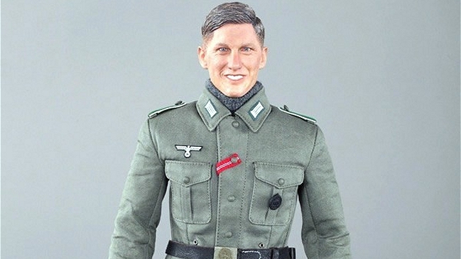 Schweinsteiger anunció acciones legales por similitud con muñeco nazi