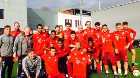 Arturo Vidal donó camiseta firmada por el plantel de Bayern Munich a la Teletón