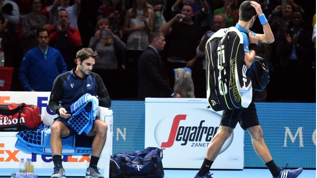 Federer desarmó el poderío de Djokovic y clasificó a semifinales del Masters