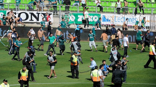 Partido entre S. Wanderers y Colo Colo fue suspendido por graves incidentes entre barras