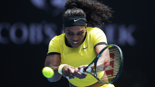 Serena Williams arrancó con solidez la defensa de su título en Australia