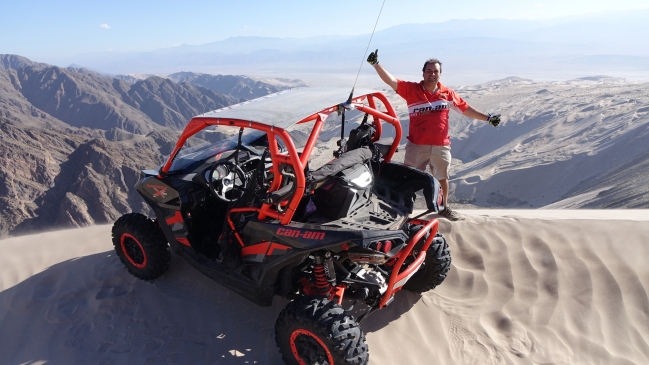 Piloto chileno Rodrigo Pastén llegó a la cima de la duna más alta del mundo
