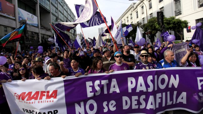 Fanáticos de Deportes Concepción marcharon en protesta de la desafiliación del club