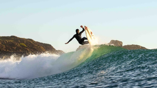 Surfistas buscarán la ola perfecta en la costa del Maule