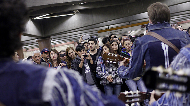Metro de Santiago modificará bases de programa con músicos chilenos