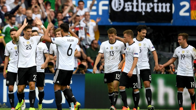 Alemania venció a Irlanda del Norte y clasificó como líder a octavos de final