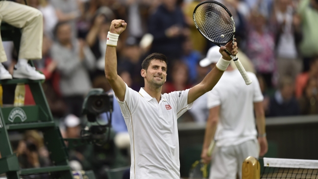 Novak Djokovic avanzó en Wimbledon y se acercó al récord de los míticos Laver y Budge
