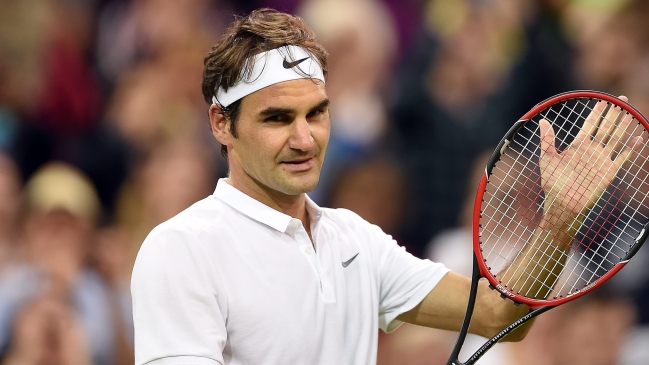 Roger Federer derrotó con autoridad a Daniel Evans y avanzó a octavos en Wimbledon
