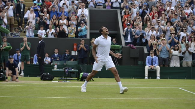 Jo-Wilfried Tsonga se impuso en un épico partido a John Isner y avanzó a octavos en Wimbledon
