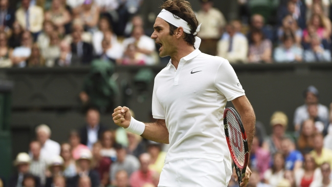 Federer alcanzó cuartos en Wimbledon e igualó victorias de Navratilova en Grand Slams