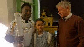 Pelé llevó la llama olímpica en la localidad de Santos