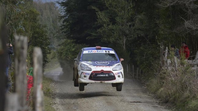 Jorge Martínez ganó en Osorno y se acercó al liderato en el Rally Mobil