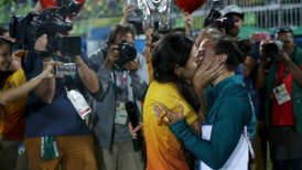 Jugadora de rugby recibió emotiva propuesta de matrimonio en premiación de los JJ.OO.