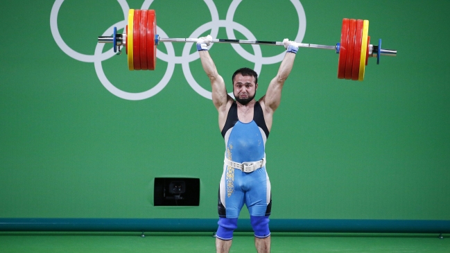 El pesista kazajo Rahimov rompió el récord mundial en 77 kilos