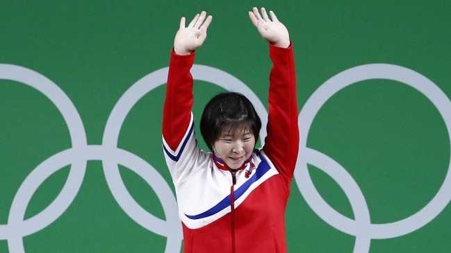 La pesista norcoreana Rim Jong-Sim consumó su superioridad en 75 kilos