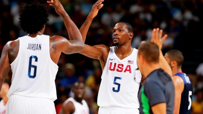 Estados Unidos ganó a Francia y terminó invicto la primera fase del baloncesto