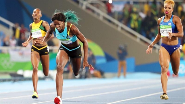 Shaunae Miller se arrojó en la meta para ganar el oro en los 400 metros