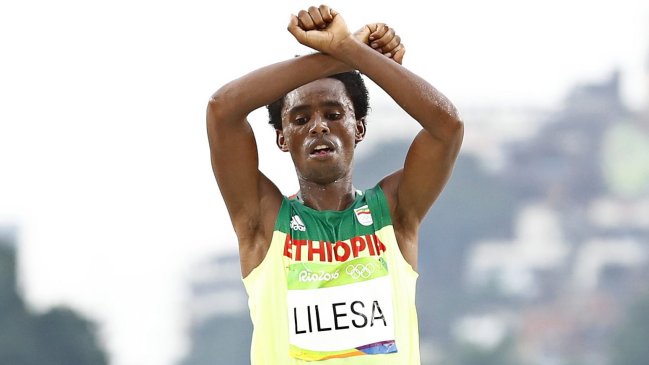 Medallista olímpico etíope se niega a dejar Brasil tras protestar en el maratón