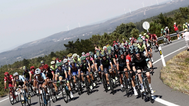 Francés Calmejane ganó cuarta etapa y colombiano Atapuma lidera la Vuelta a España