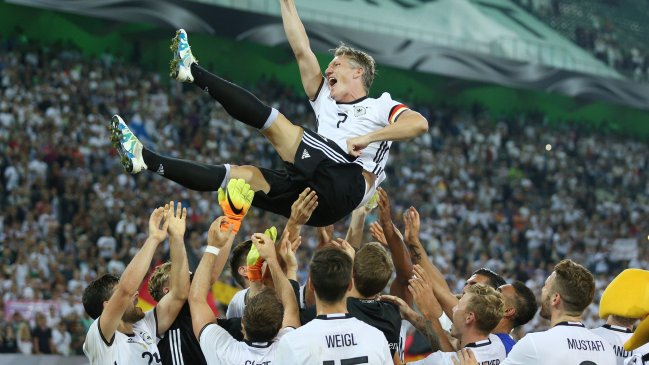 Bastian Schweinsteiger jugó su último duelo con Alemania en triunfo ante Finlandia