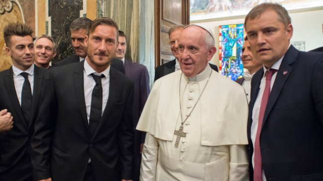 Papa Francisco recibió a jugadores de San Lorenzo y AS Roma en el Vaticano
