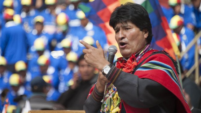 Evo Morales pidió sanciones por cánticos ofensivos a Bolivia en duelo ante Chile