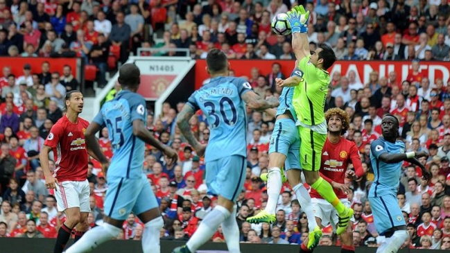 Prensa inglesa criticó duramente el debut de Claudio Bravo en Manchester City