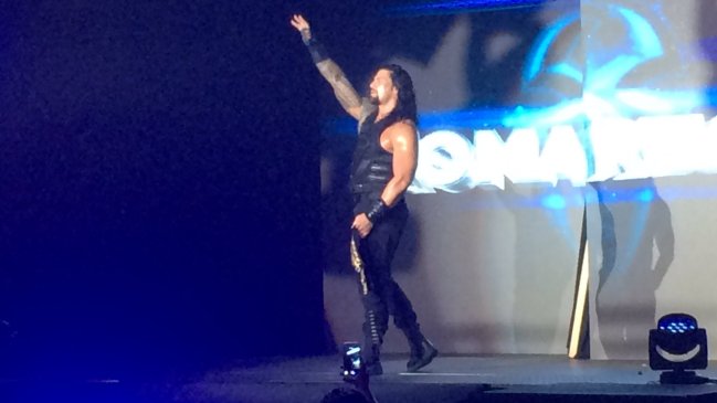 Roman Reigns defendió el título de los Estados Unidos en el primer día de WWE en Santiago