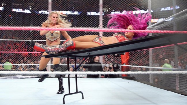Charlotte reinó nuevamente sobre Sasha Banks y recuperó el título en Hell in a Cell