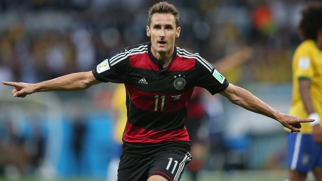 El histórico goleador alemán Miroslav Klose anunció su retiro del fútbol