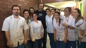 Juan Antonio Pizzi visitó a funcionarios y pacientes del Instituto Teletón