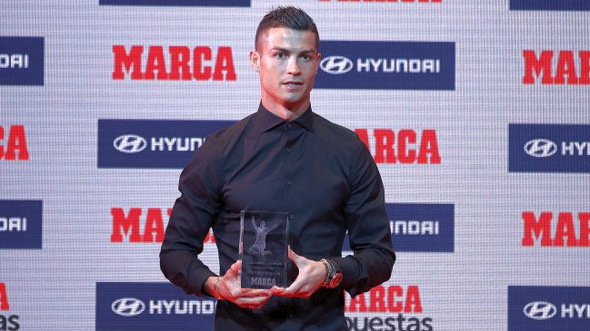 Cristiano Ronaldo recibió el premio al mejor jugador de la liga española