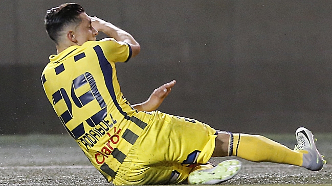 Camilo Rodríguez sufrió fractura de peroné y será baja para Everton