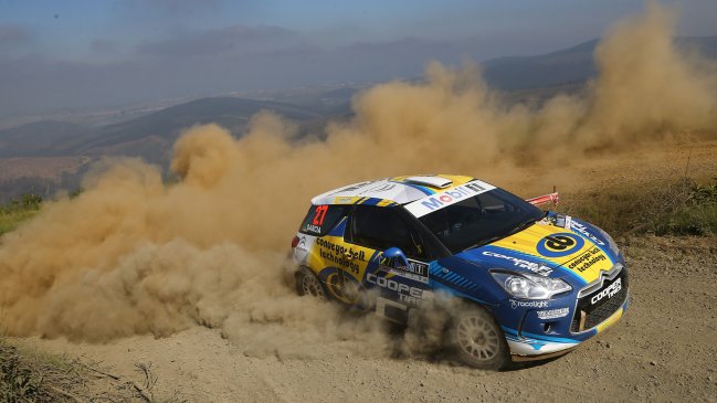 Cristóbal Vidaurre acortó distancias con Jorge Martínez en la lucha por el título del Rally Mobil