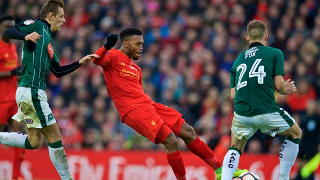 Liverpool decepcionó al empatar ante un cuadro de la cuarta división en la Copa FA
