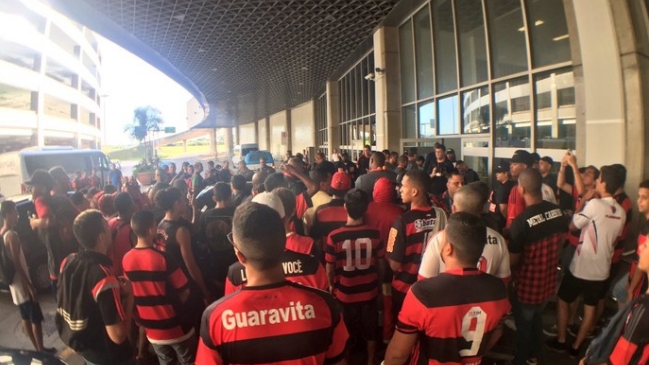 Darío Conca fue recibido en Río por un centenar de hinchas de Flamengo