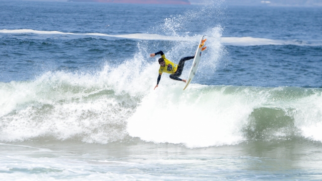Brasileño Samuel Igo sorprendió en inicio de torneo latinoamericano de surf en Reñaca