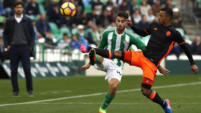 Valencia de Fabián Orellana empató en opaca visita a Real Betis