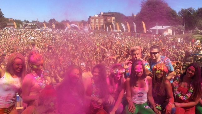 Más de diez mil personas llenaron de colorido Pucón con The Color Run