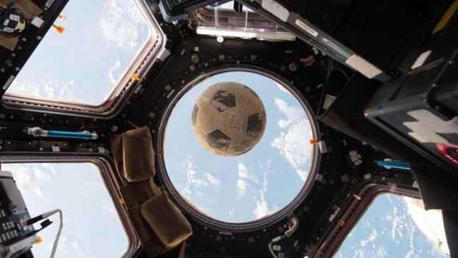La historia del balón que estuvo en la tragedia del Challenger y que retornó al espacio