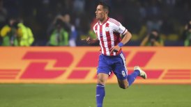 Gremio, rival de Deportes Iquique, anunció el fichaje de Lucas Barrios